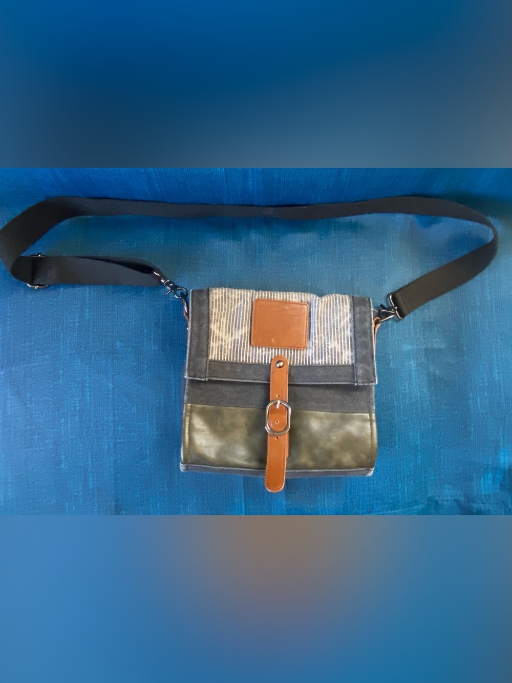 Licence 71195 Jumper Canvas Crossbody Messenger Bag.